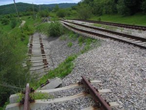 Vâlcelele-Râmnicu Vâlcea va redeveni cale ferată când o învia Ceauşescu